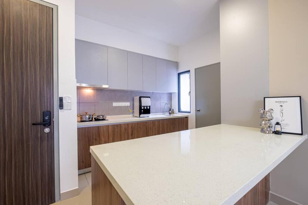 Sunlight 4BR 9pax MVertica Sunway Velocity Mall