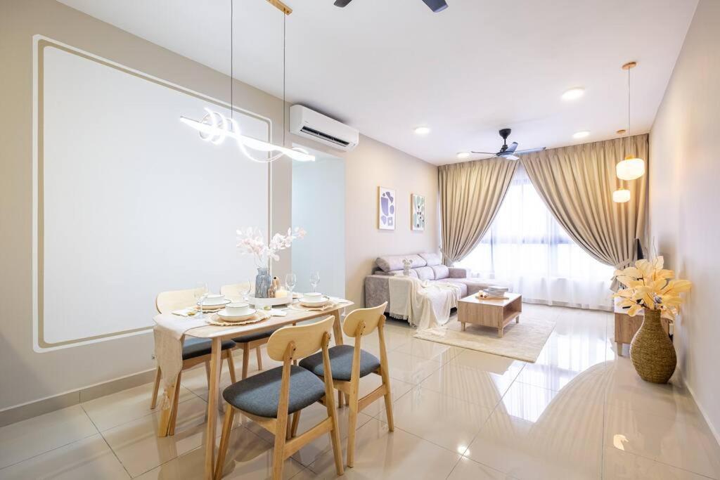 Sunlight 4BR 9pax MVertica Sunway Velocity Mall