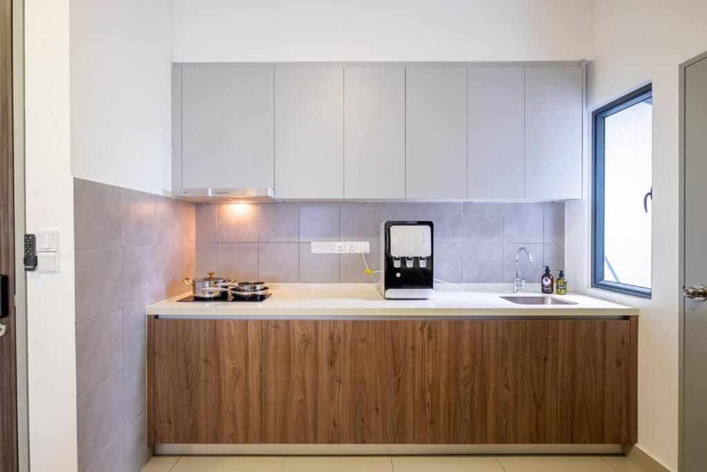 Sunlight 4BR 9pax MVertica Sunway Velocity Mall