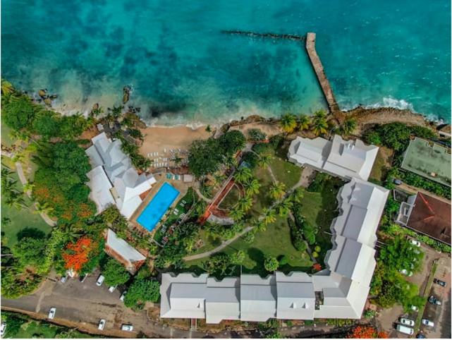 Beau studio lumineux vue mer accès plage et piscine