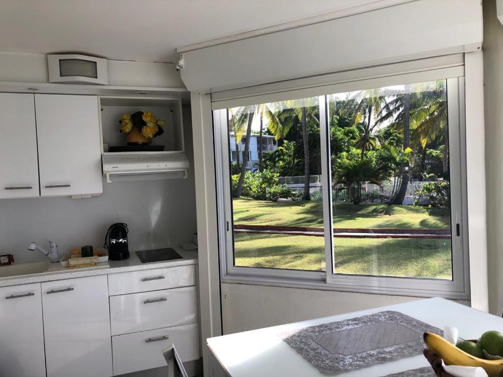 Beau studio lumineux vue mer accès plage et piscine
