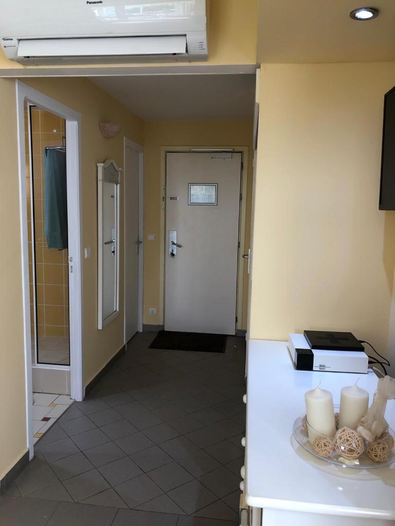 Beau studio lumineux vue mer accès plage et piscine
