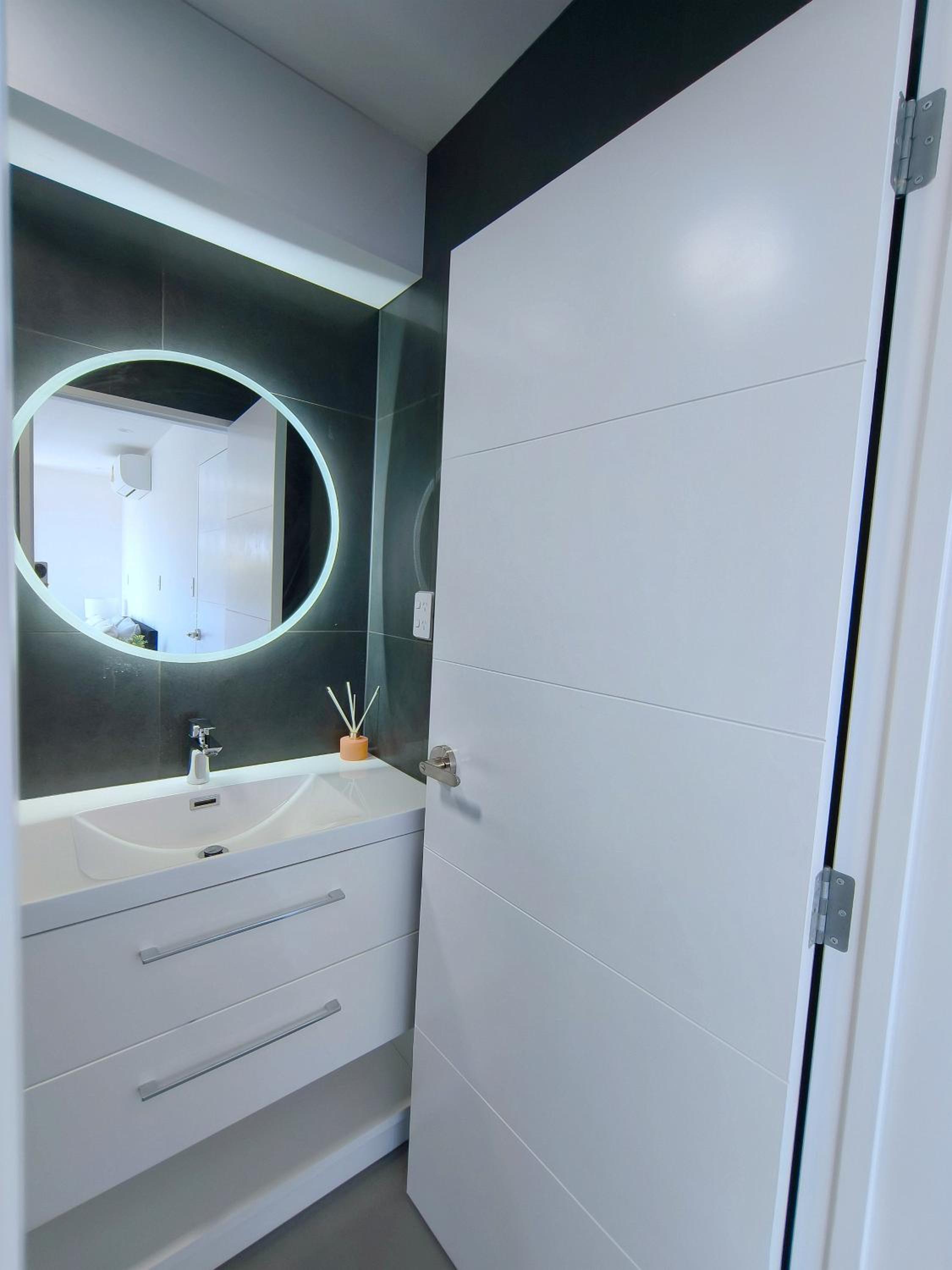 Stylish Family Retreat in Hillcrest Spa 4 Bedroom and Playroom