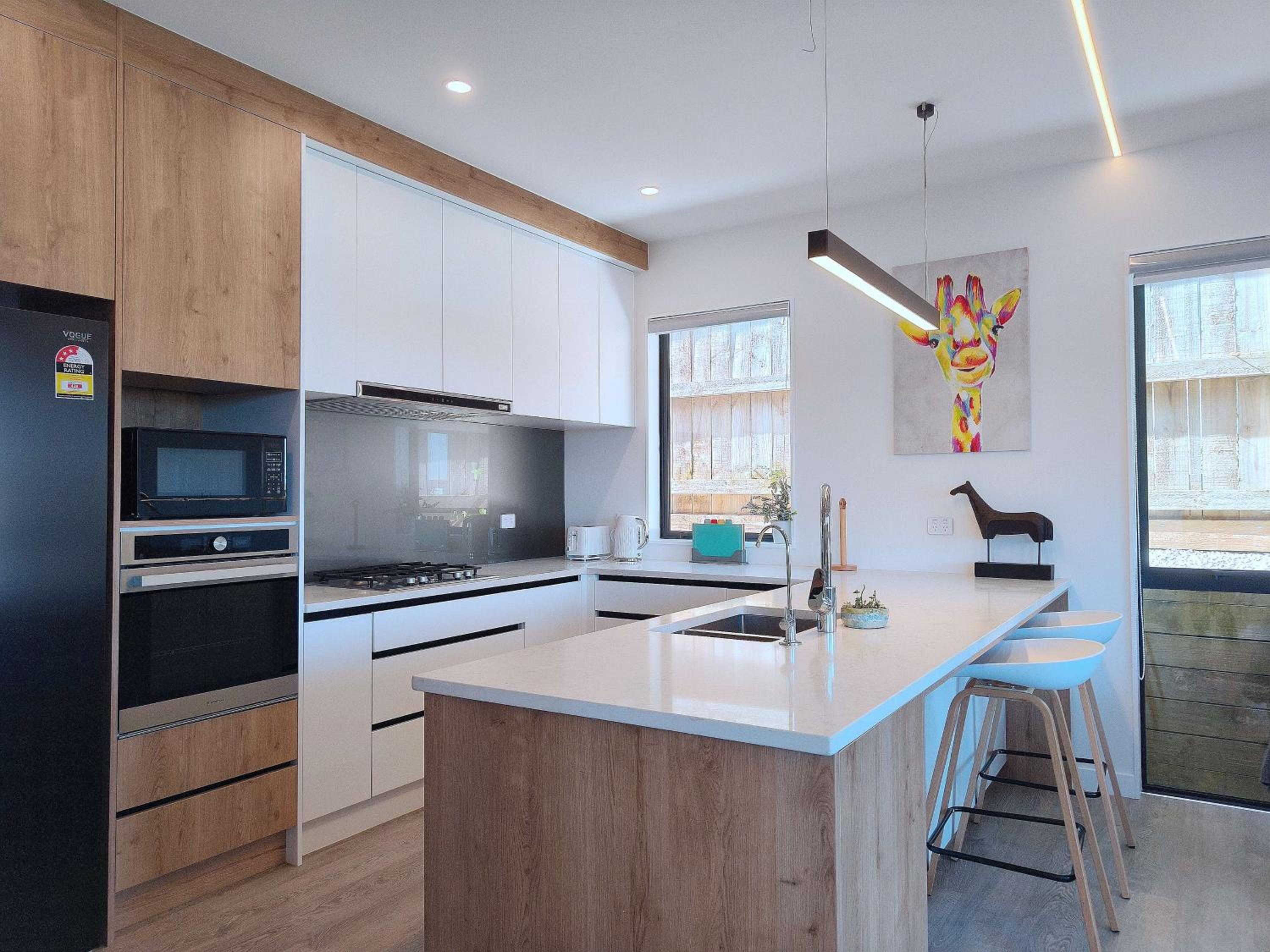 Stylish Family Retreat in Hillcrest Spa 4 Bedroom and Playroom