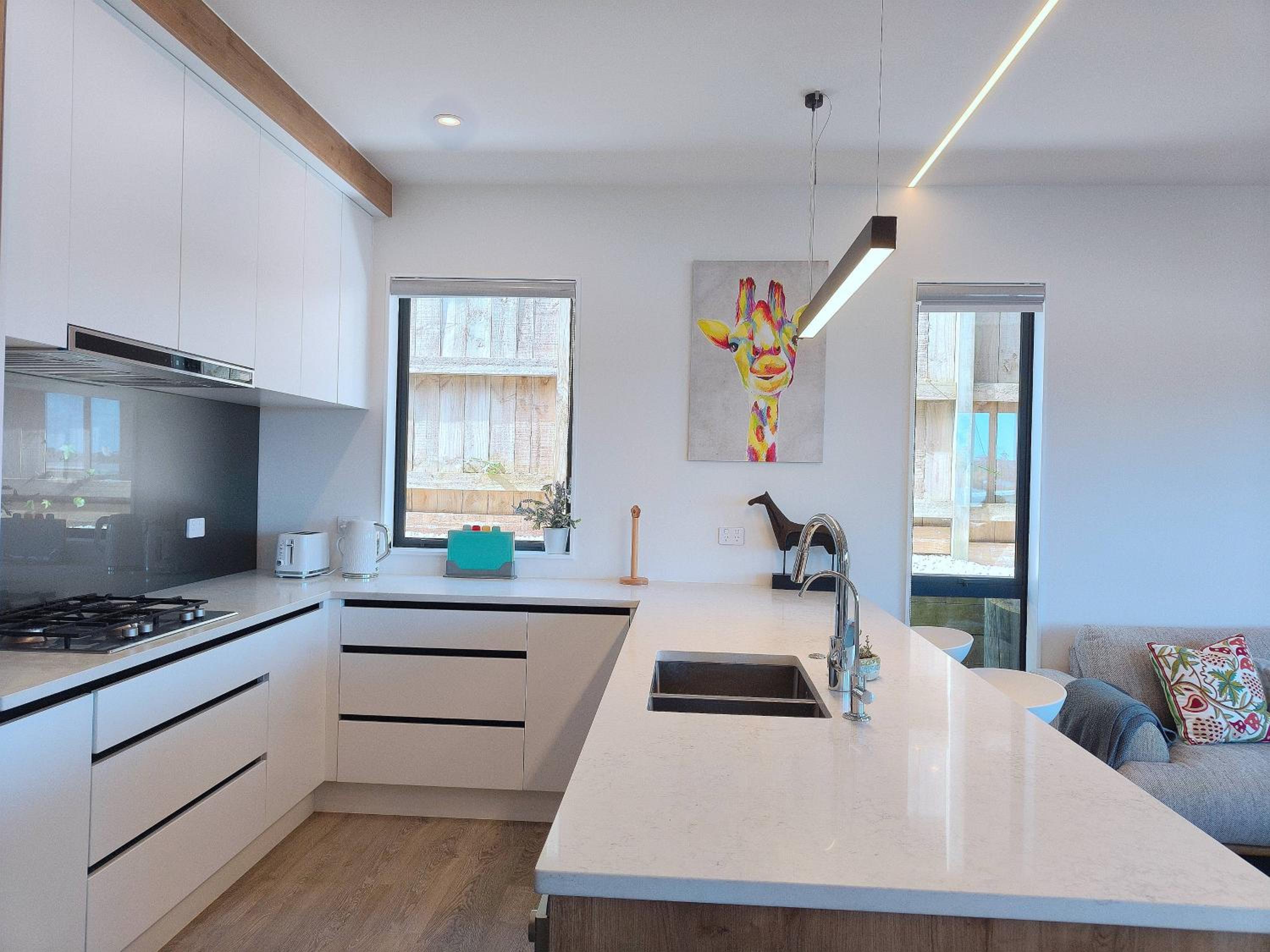 Stylish Family Retreat in Hillcrest Spa 4 Bedroom and Playroom