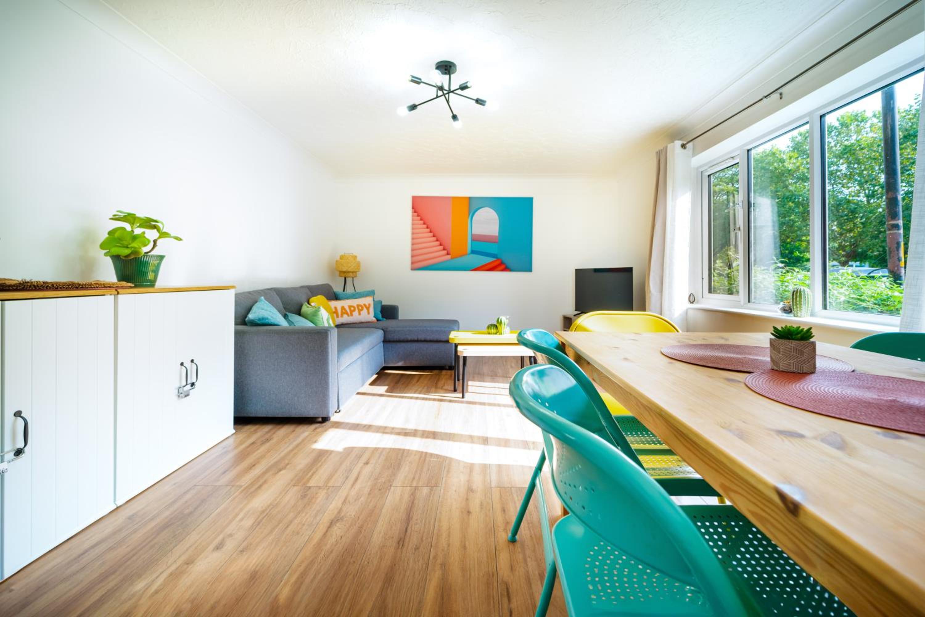 Luxury Spacious 3 Bedroom, 3 Bathroom Apartment, Walk to Soho, West End, Covent Garden, China Town, Piccadilly in Minutes