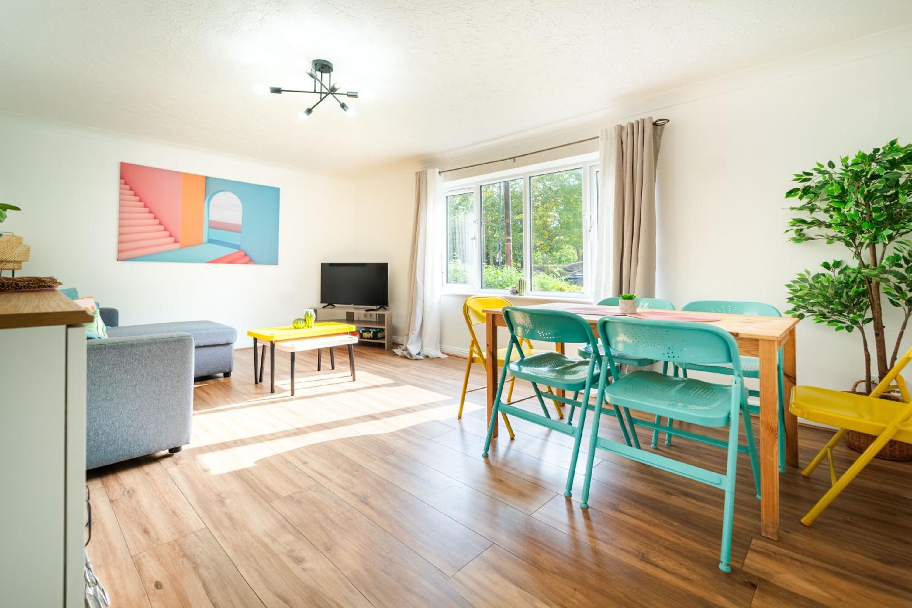 Luxury Spacious 3 Bedroom, 3 Bathroom Apartment, Walk to Soho, West End, Covent Garden, China Town, Piccadilly in Minutes