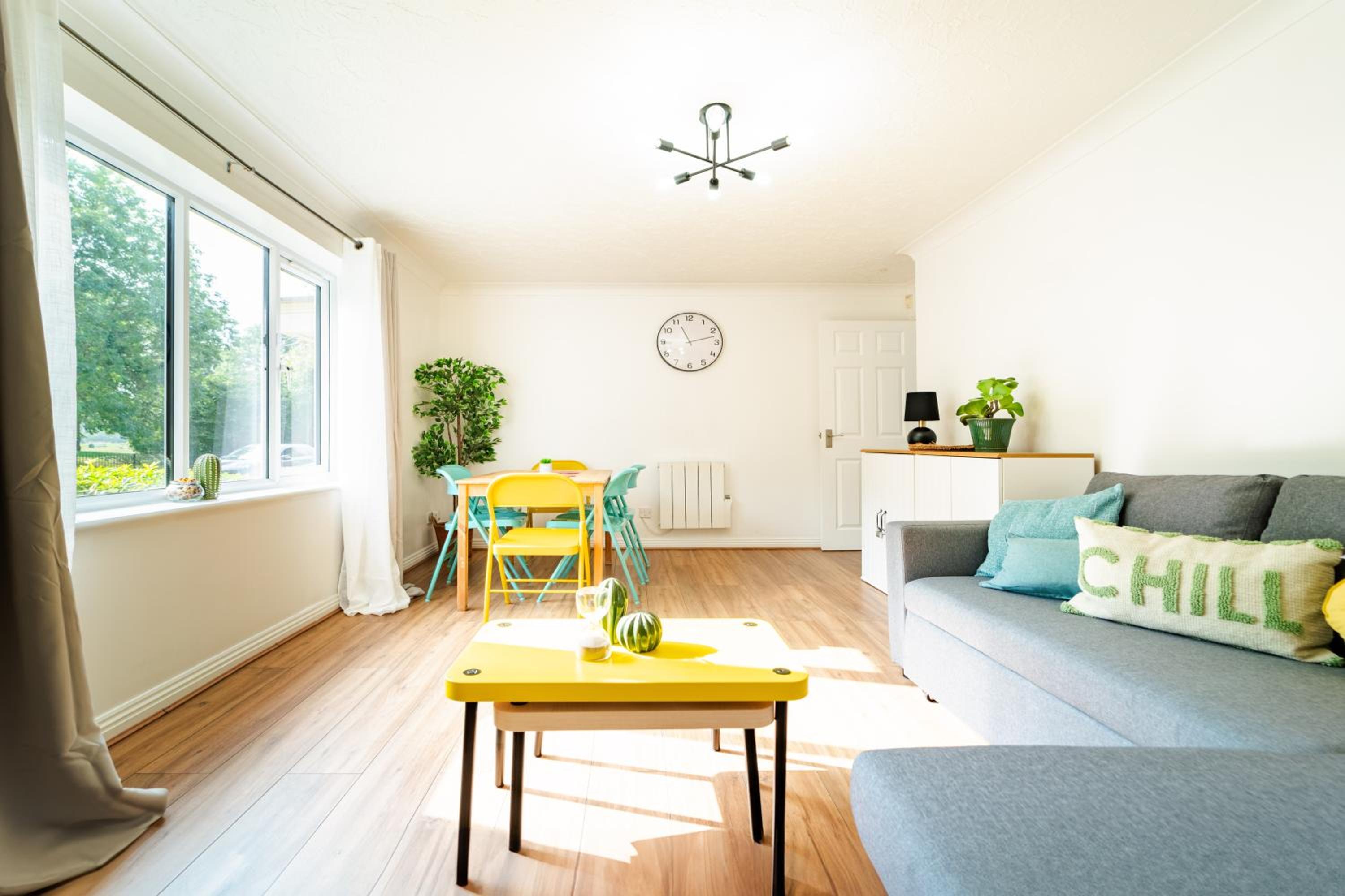 Luxury Spacious 3 Bedroom, 3 Bathroom Apartment, Walk to Soho, West End, Covent Garden, China Town, Piccadilly in Minutes
