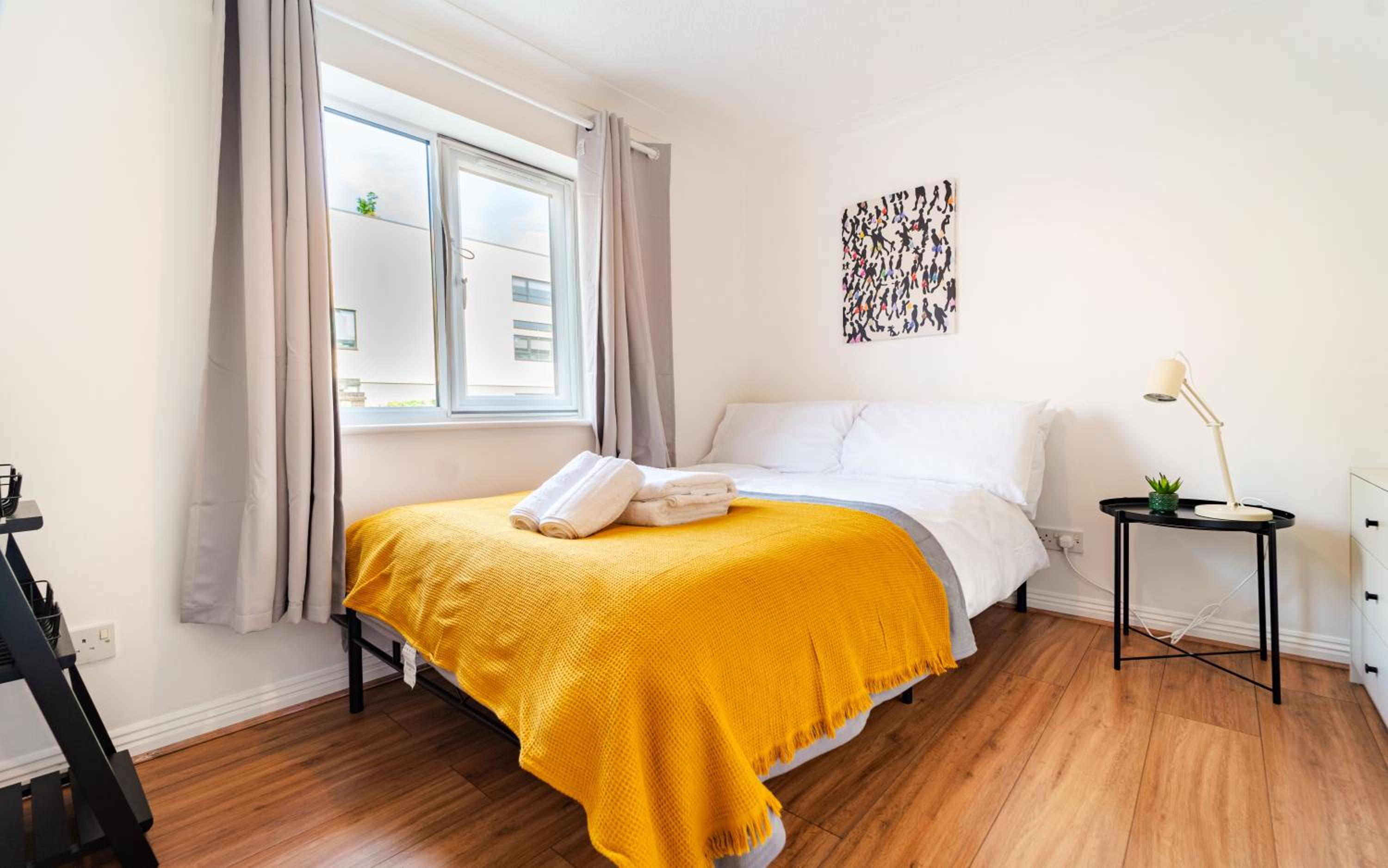 Luxury Spacious 3 Bedroom, 3 Bathroom Apartment, Walk to Soho, West End, Covent Garden, China Town, Piccadilly in Minutes