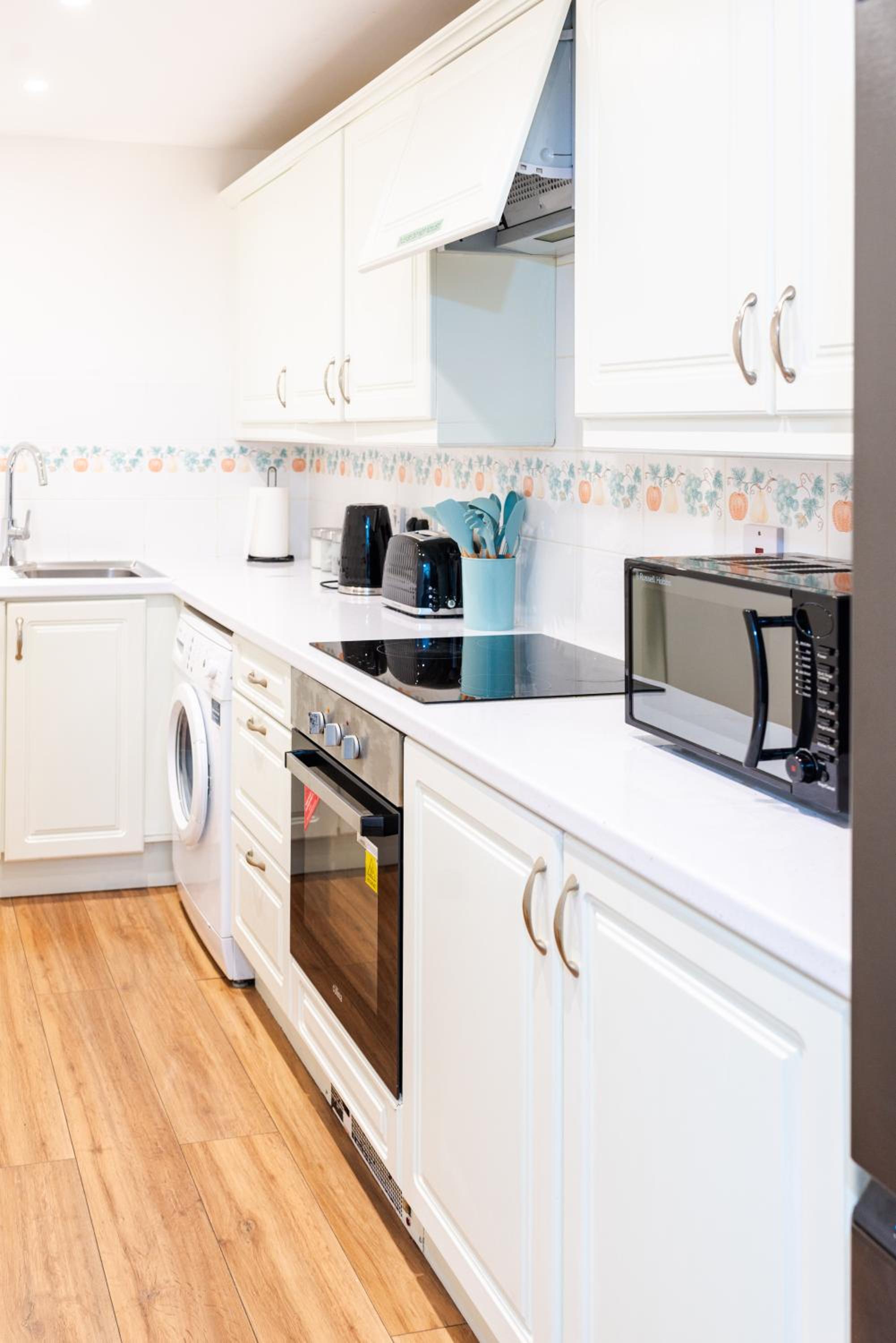 Luxury Spacious 3 Bedroom, 3 Bathroom Apartment, Walk to Soho, West End, Covent Garden, China Town, Piccadilly in Minutes