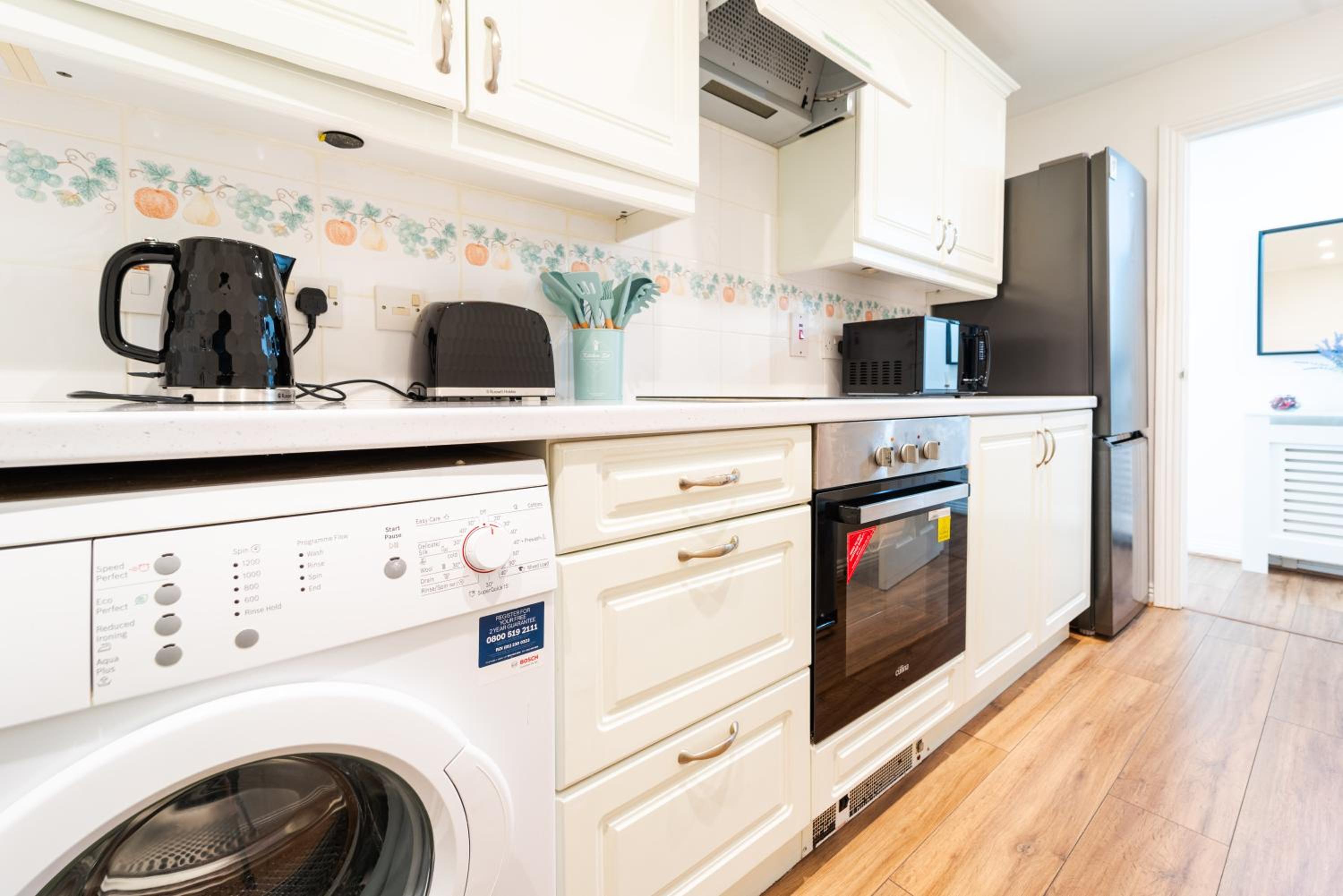 Luxury Spacious 3 Bedroom, 3 Bathroom Apartment, Walk to Soho, West End, Covent Garden, China Town, Piccadilly in Minutes