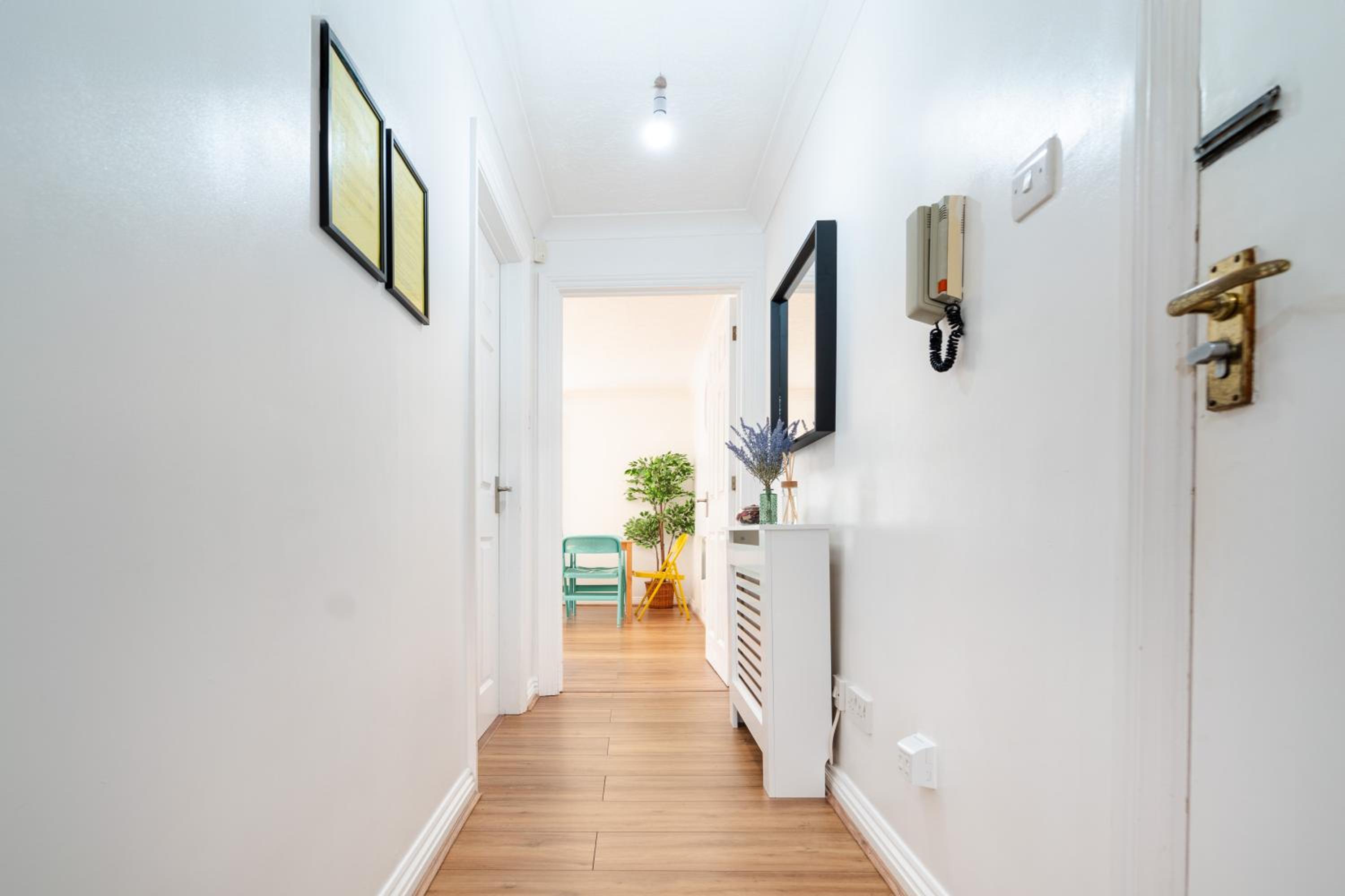 Luxury Spacious 3 Bedroom, 3 Bathroom Apartment, Walk to Soho, West End, Covent Garden, China Town, Piccadilly in Minutes