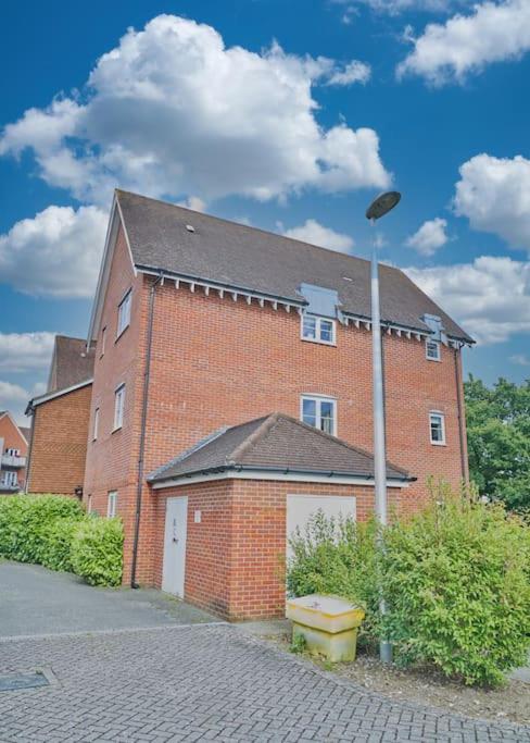 Modern 2 Bedroom Wokingham Apartment, En Suite, Free WiFi, On Site Parking, Guests 4
