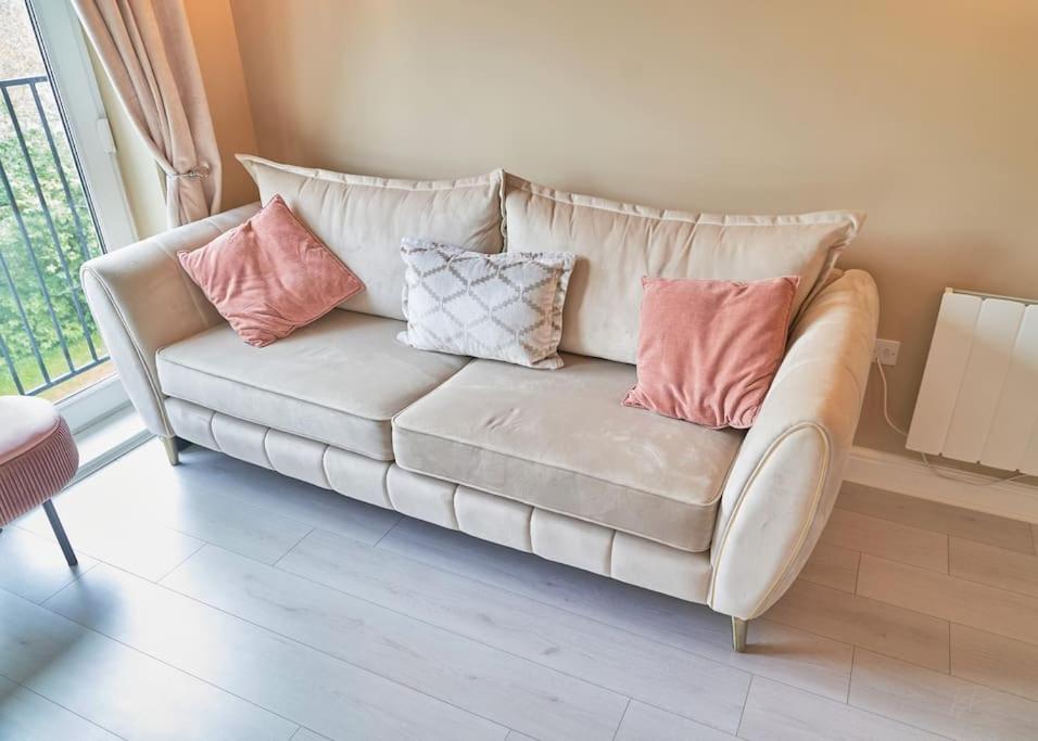 Modern 2 Bedroom Wokingham Apartment, En Suite, Free WiFi, On Site Parking, Guests 4, photo 6