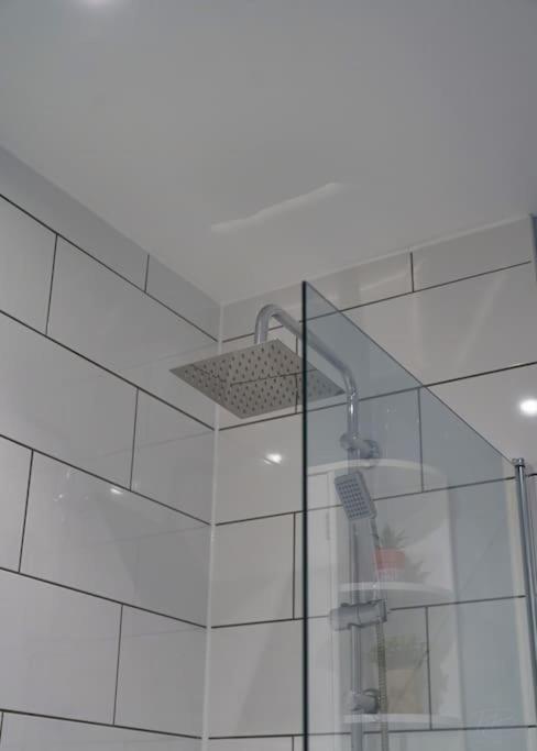Modern 2 Bedroom Wokingham Apartment, En Suite, Free WiFi, On Site Parking, Guests 4, photo 29