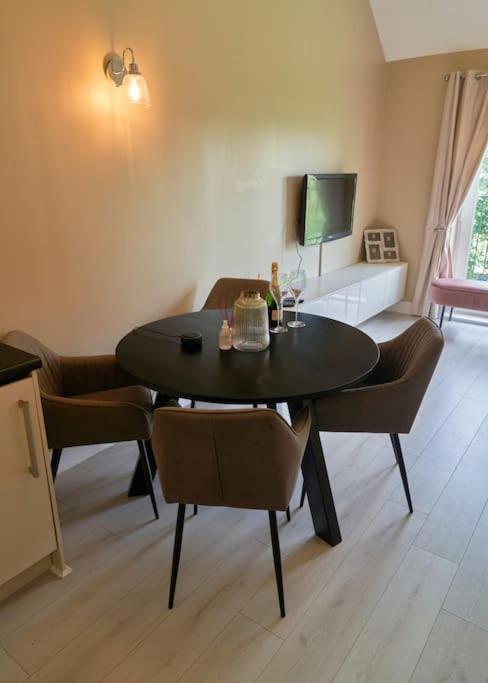 Modern 2 Bedroom Wokingham Apartment, En Suite, Free WiFi, On Site Parking, Guests 4, photo 7
