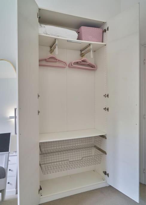 Modern 2 Bedroom Wokingham Apartment, En Suite, Free WiFi, On Site Parking, Guests 4, photo 9