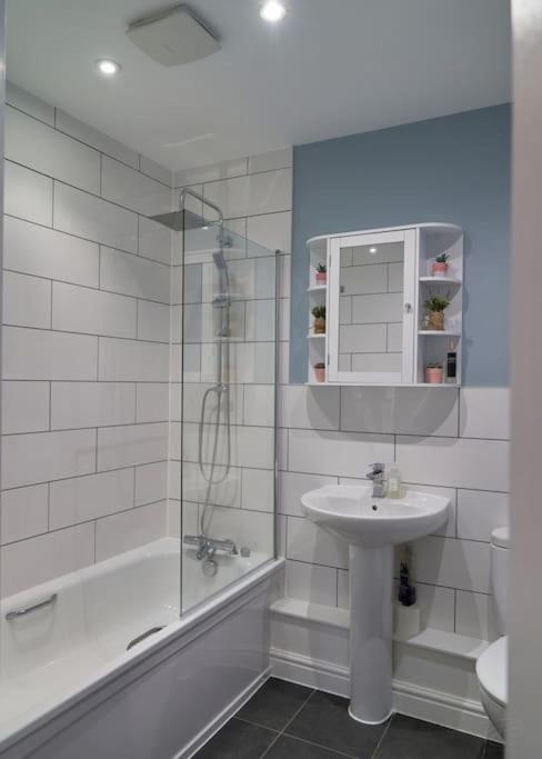 Modern 2 Bedroom Wokingham Apartment, En Suite, Free WiFi, On Site Parking, Guests 4, photo 33