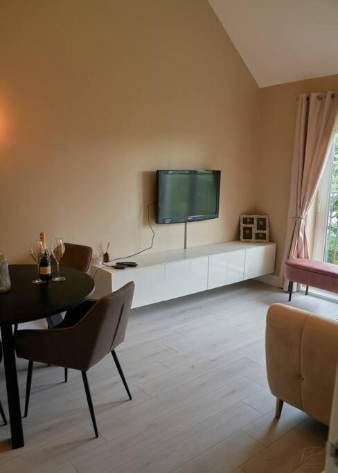 Modern 2 Bedroom Wokingham Apartment, En Suite, Free WiFi, On Site Parking, Guests 4, photo 11