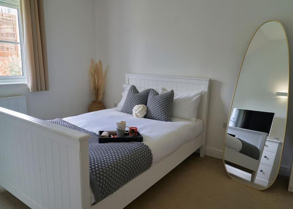 Modern 2 Bedroom Wokingham Apartment, En Suite, Free WiFi, On Site Parking, Guests 4, photo 22