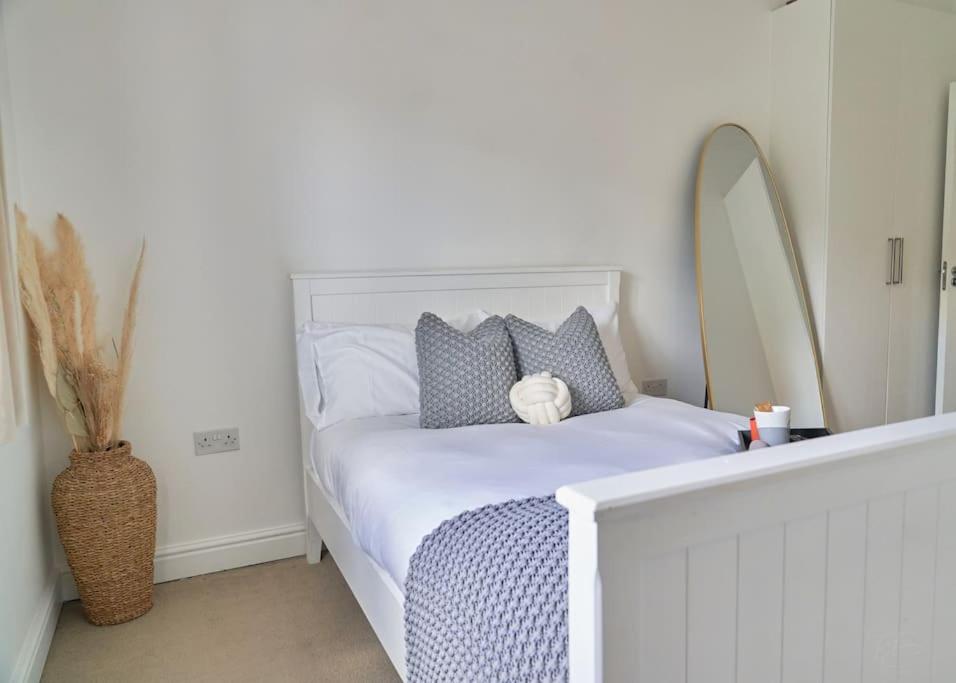 Modern 2 Bedroom Wokingham Apartment, En Suite, Free WiFi, On Site Parking, Guests 4, photo 13