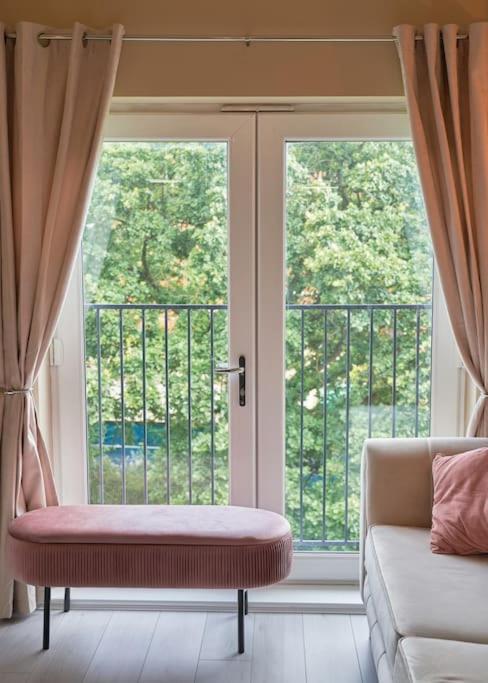 Modern 2 Bedroom Wokingham Apartment, En Suite, Free WiFi, On Site Parking, Guests 4, photo 16