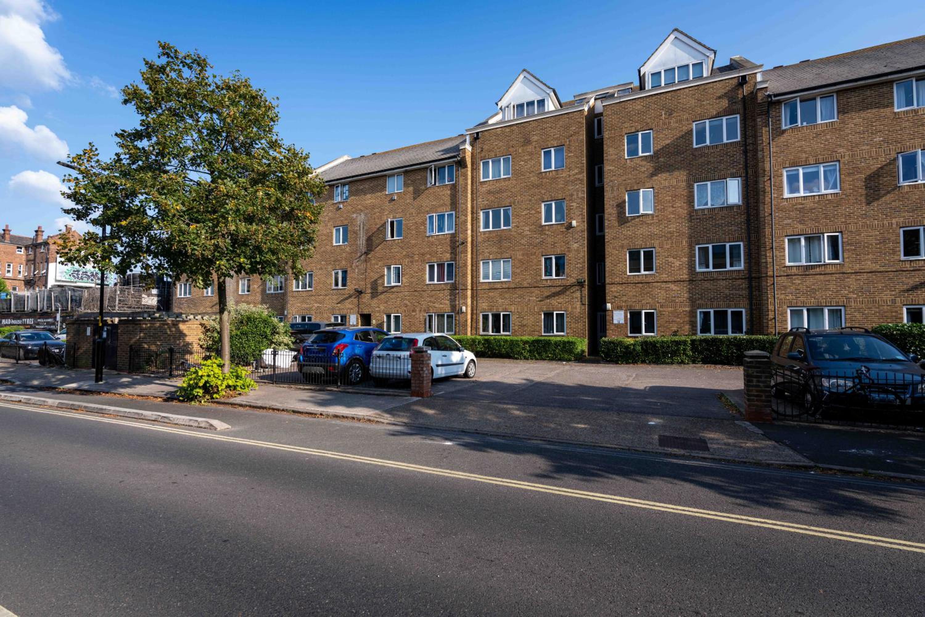 Luxury Spacious 3 Bedroom, 3 Bathroom Apartment, Walk to Soho, West End, Covent Garden, China Town, Piccadilly in Minutes