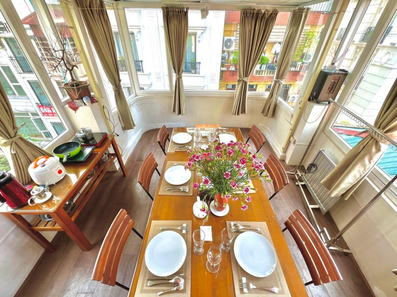 Nice room located right next to the Old Quarter Căn phòng nhiều ánh sáng tại ngay gần phố đi bộ Hồ Gươm