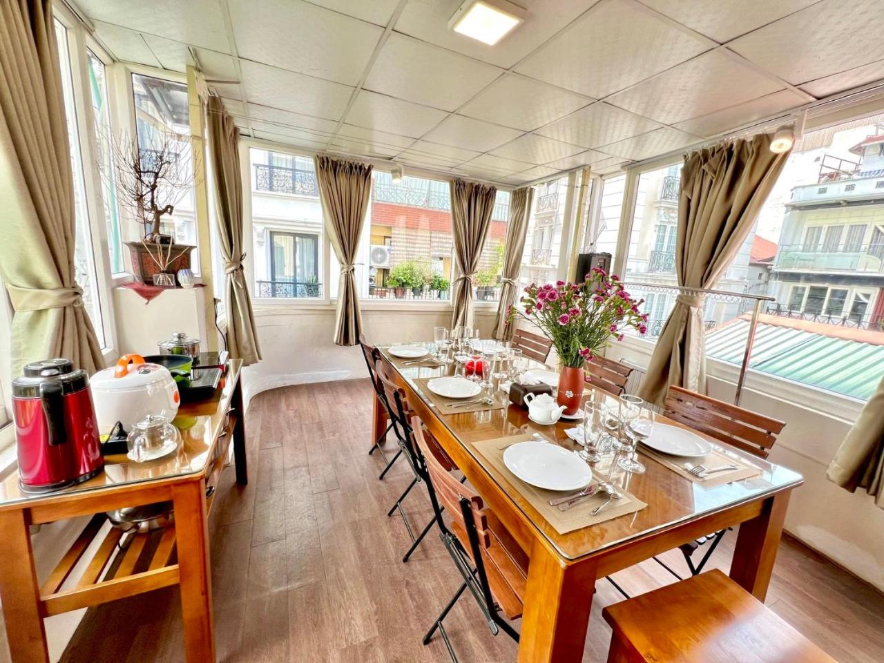 Nice room located right next to the Old Quarter Căn phòng nhiều ánh sáng tại ngay gần phố đi bộ Hồ Gươm