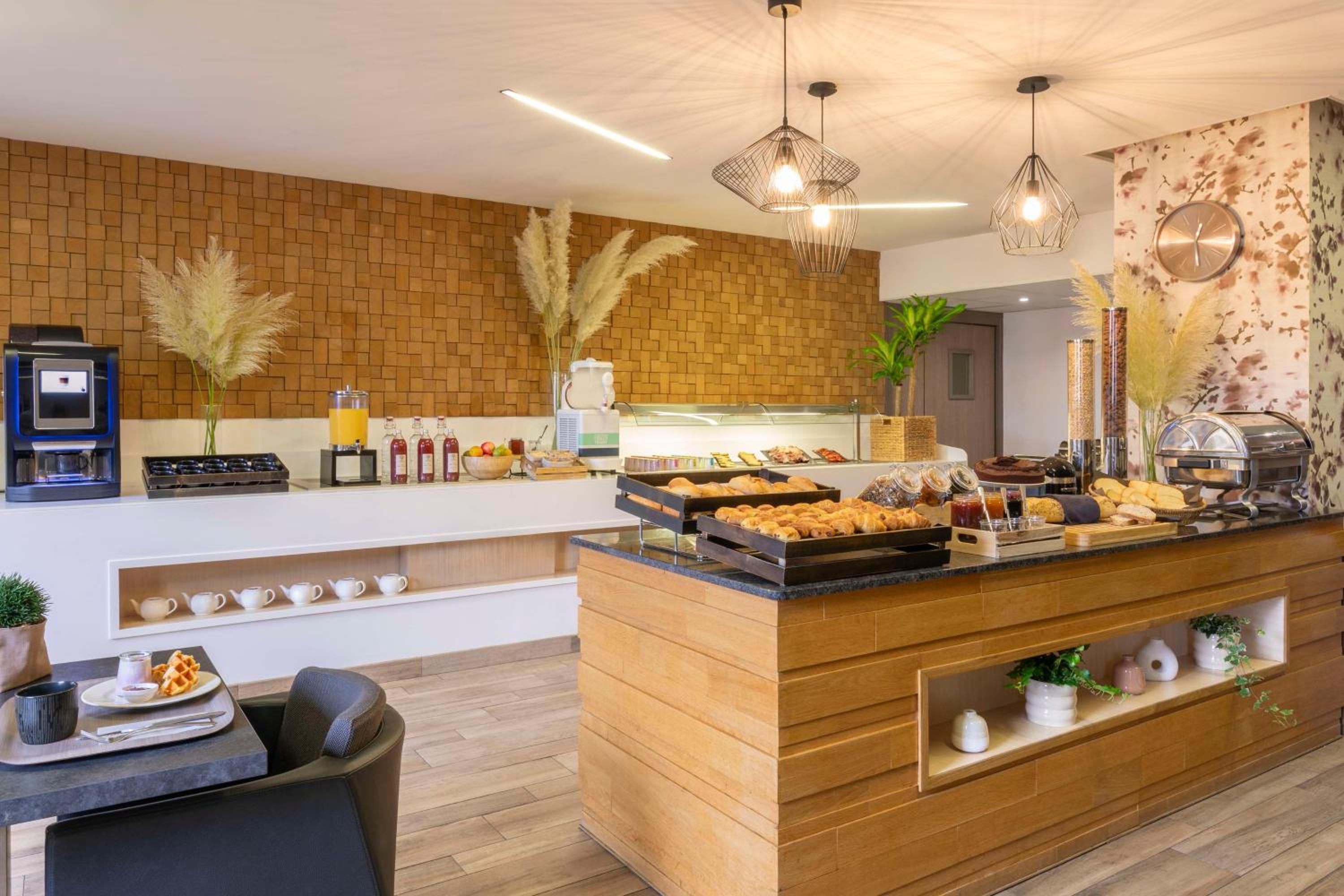 Chambery Vacations - Kyriad Chambery Centre - Hotel et Residence - Property Image 9