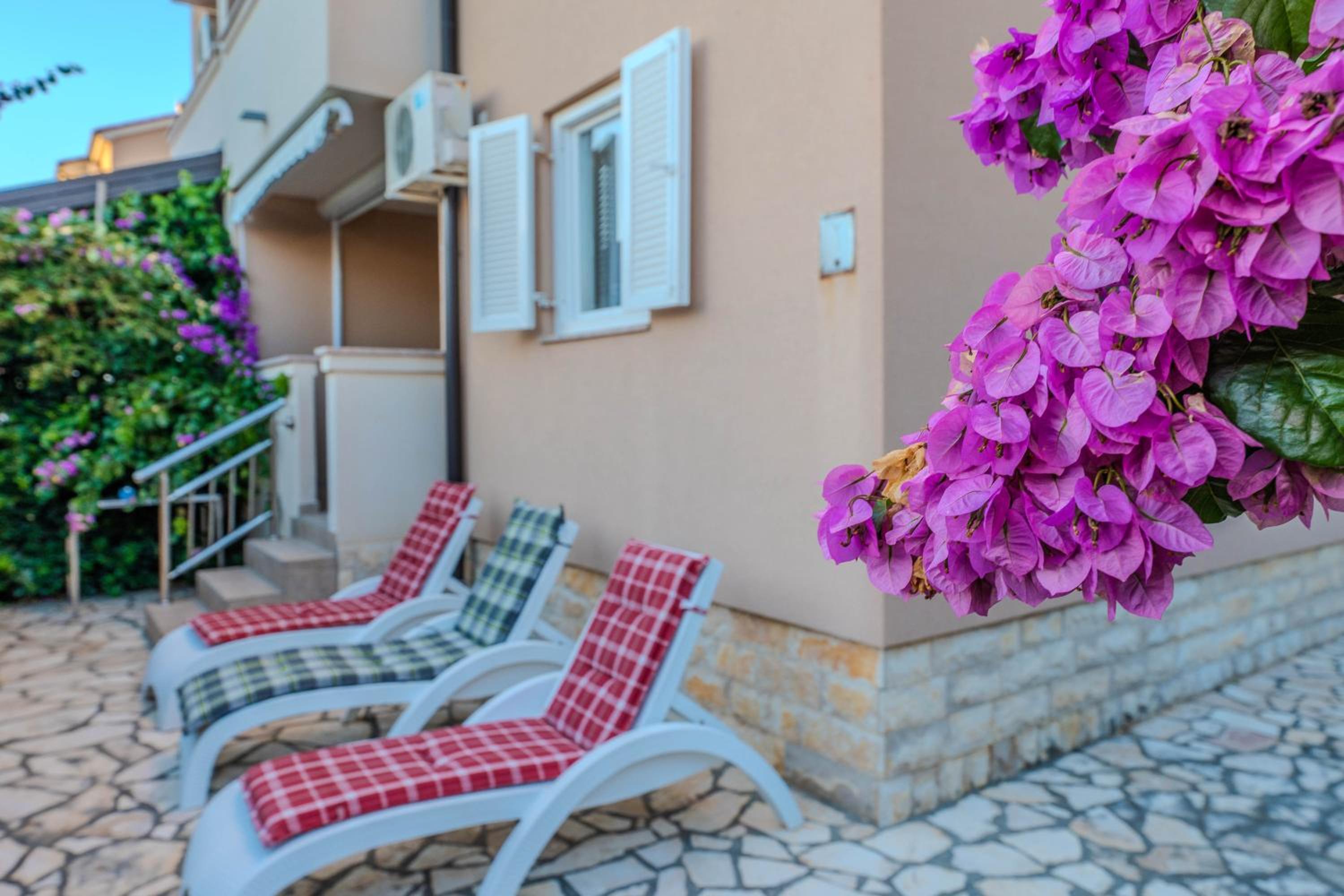 Beki modern ap with garden&grill view 3