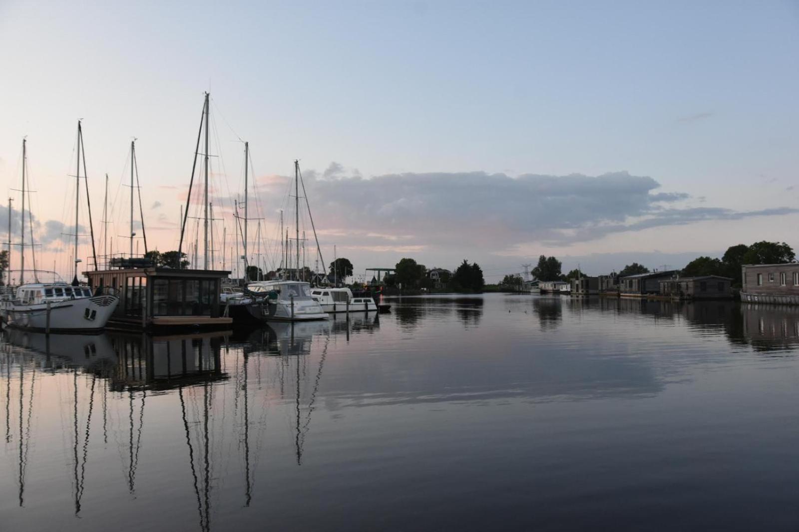 Moderne houseboat op het water! view 3