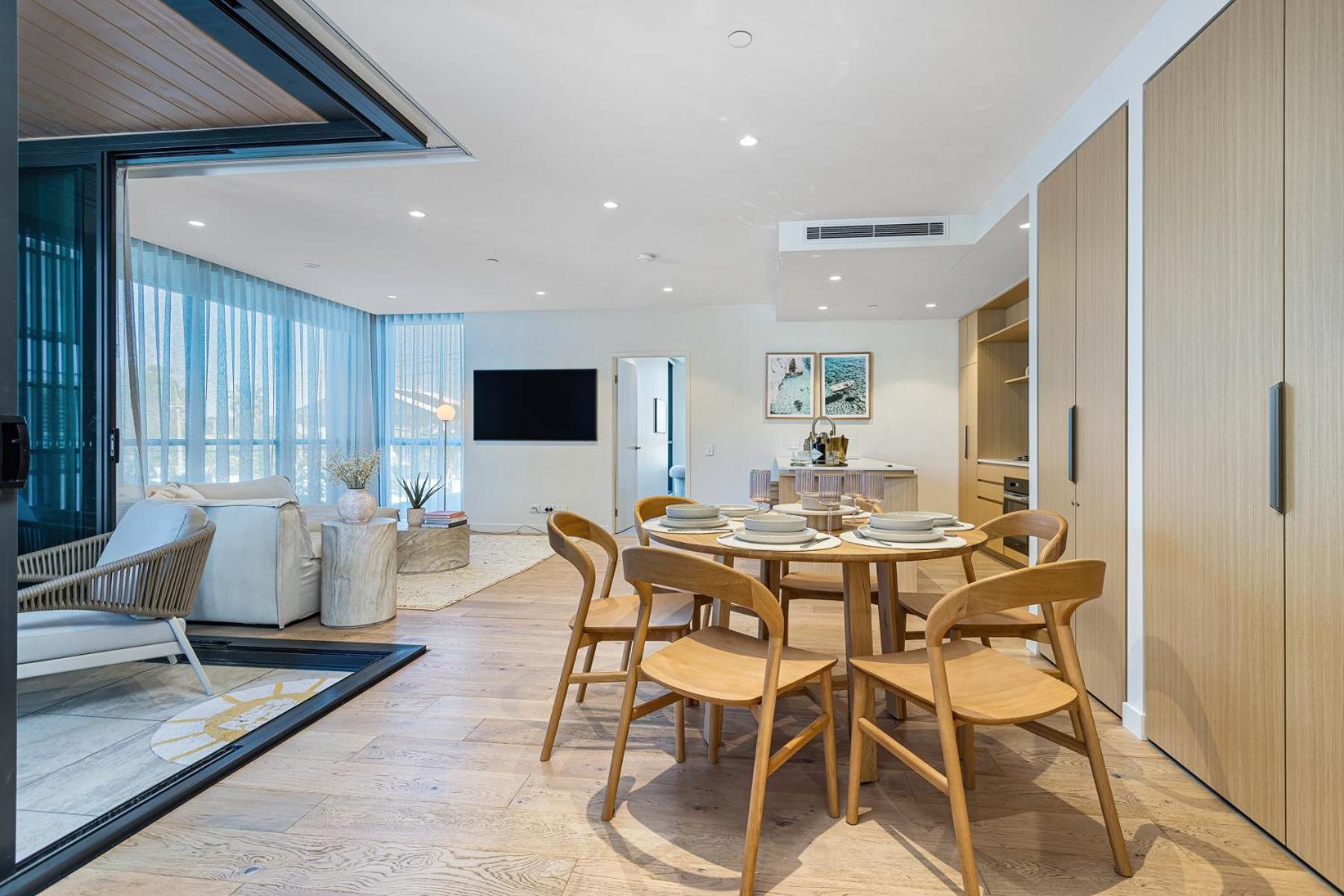 Deluxe Palm Beach Getaway