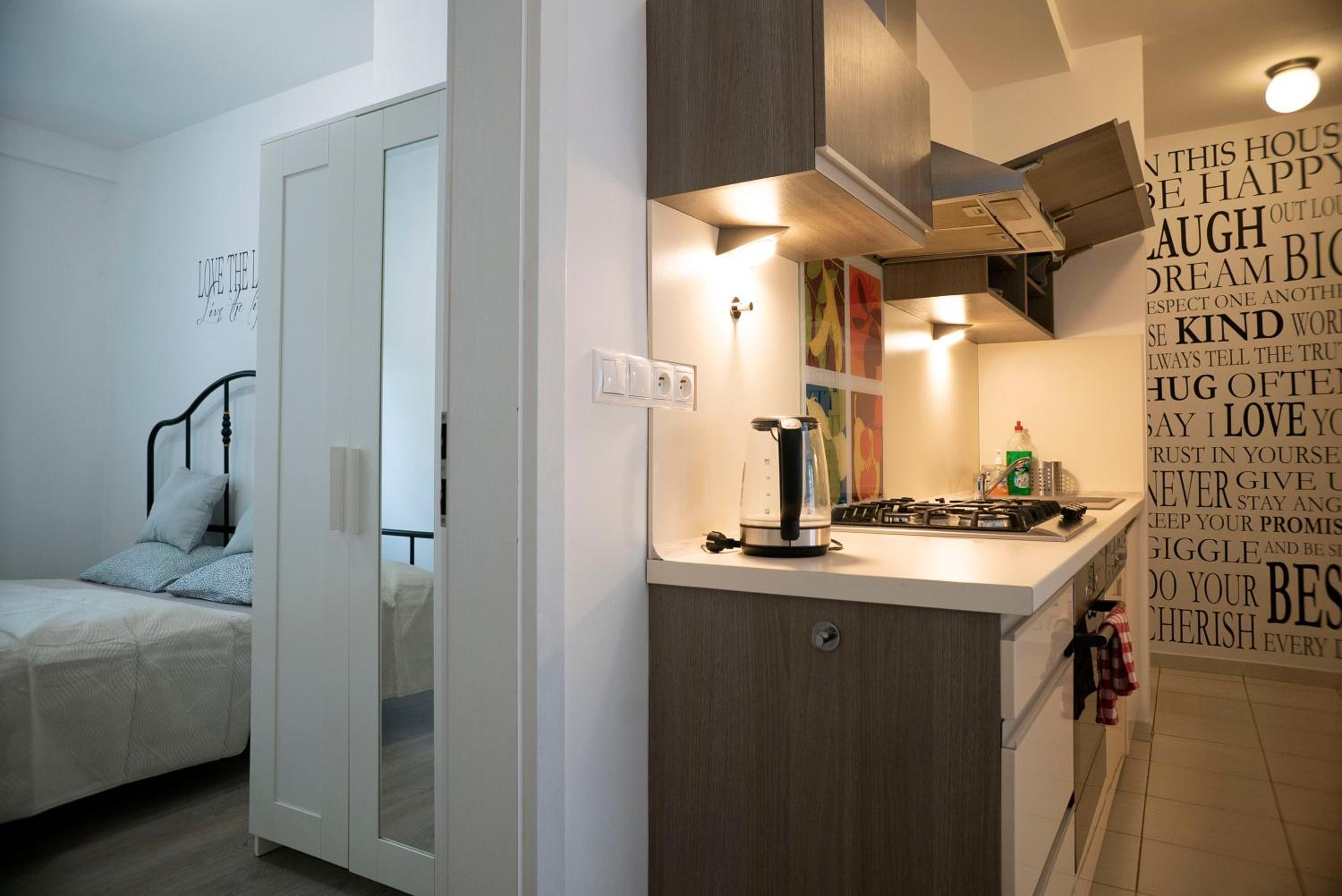 Cozy 2-room apt, Parking nearby view 2