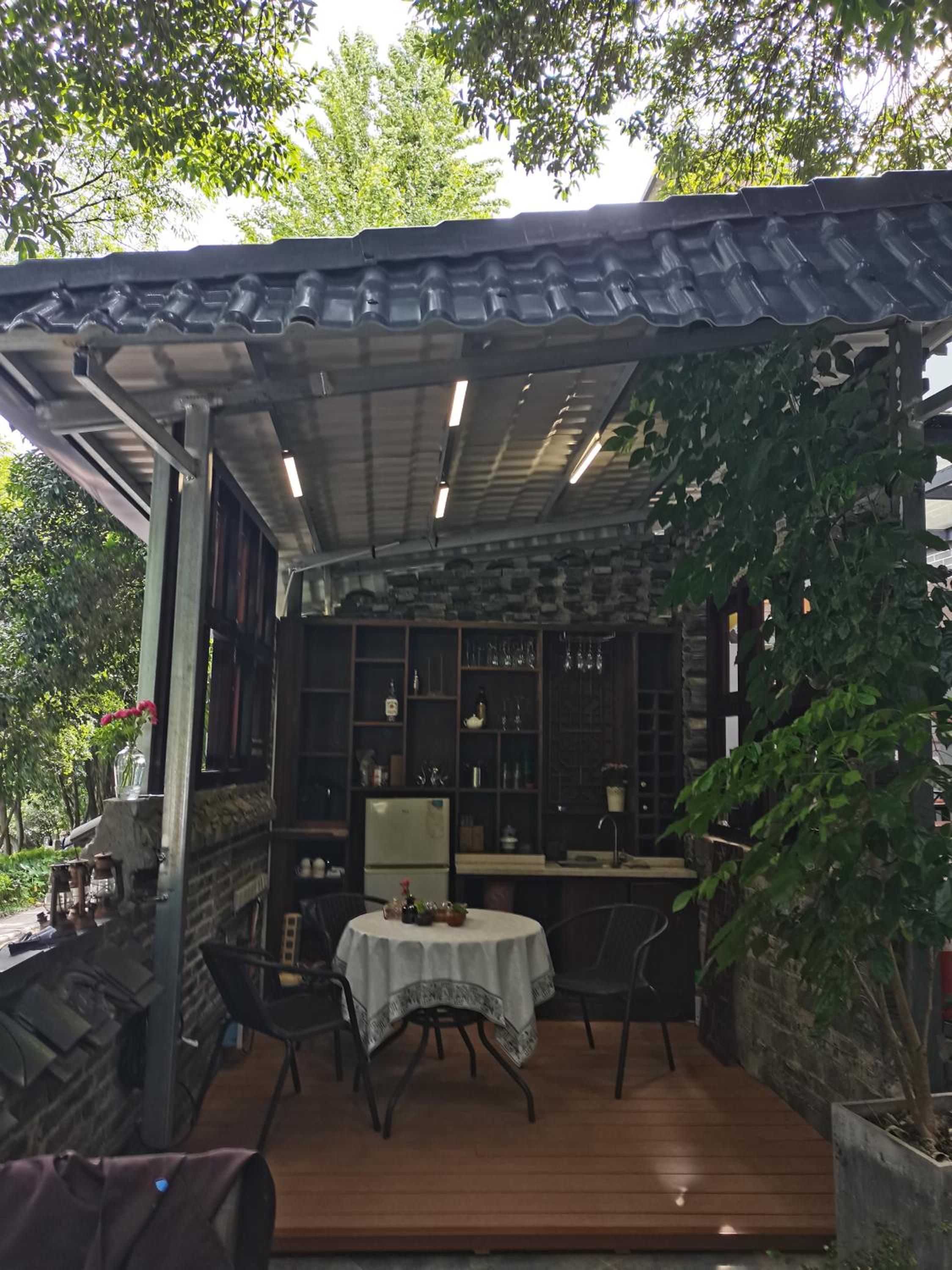 XiXi Lakeside Inn