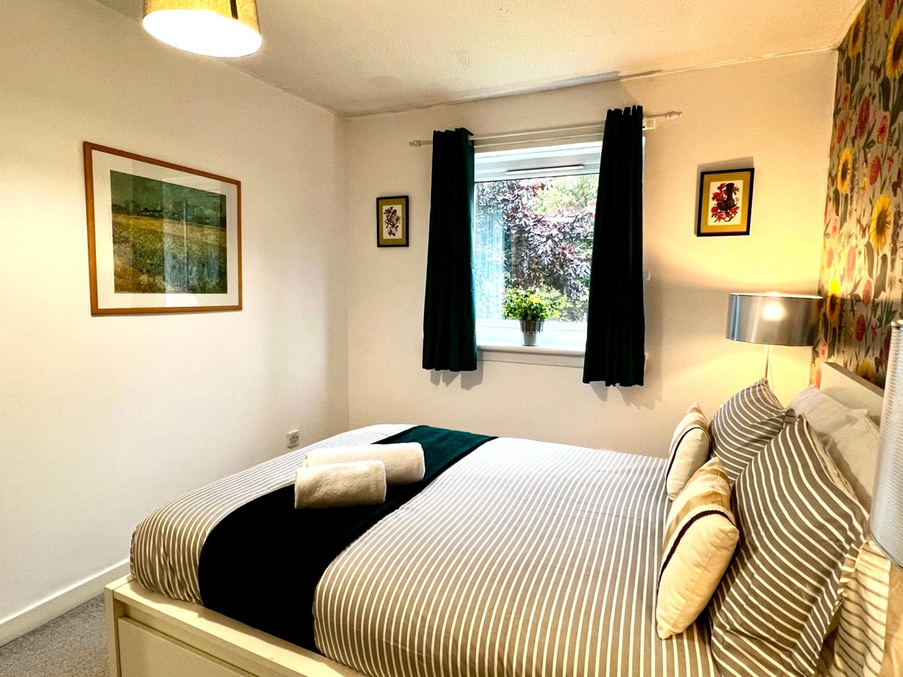 Ground Floor Flat with Free Parking & WiFi view 5