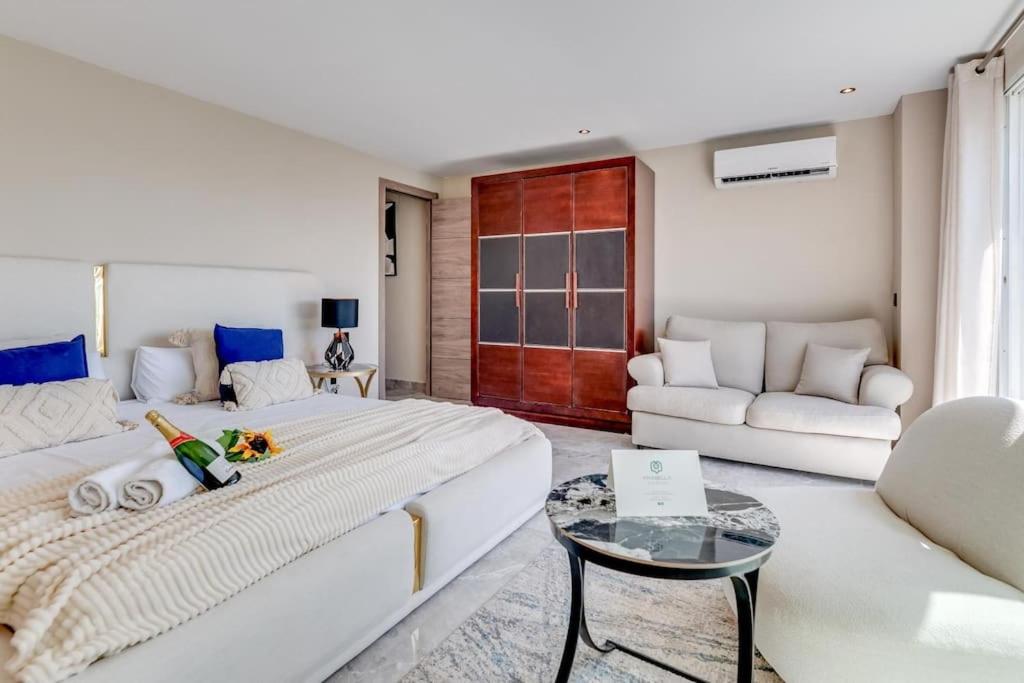 the diamond of banus with SEAVIEWS