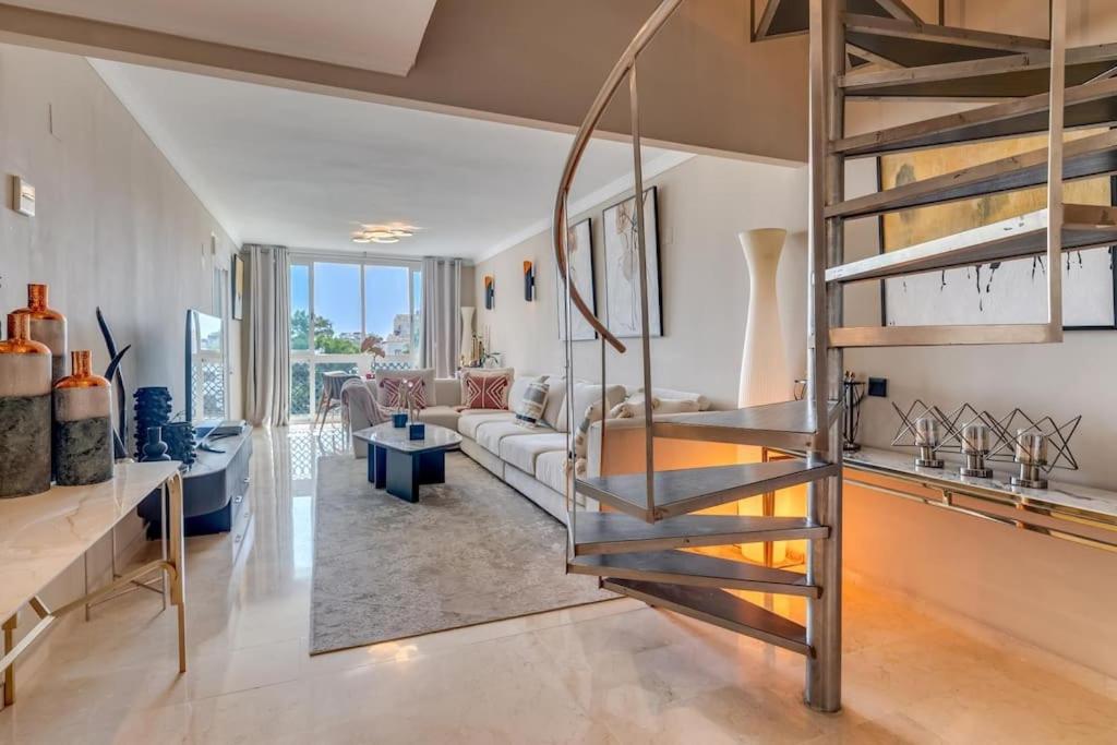 the diamond of banus with SEAVIEWS