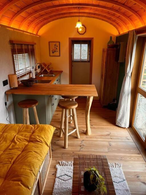 Roulotte en bois tout confort