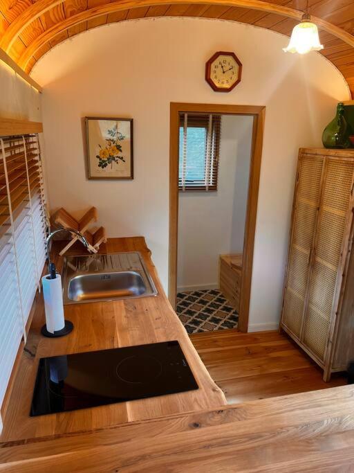 Roulotte en bois tout confort