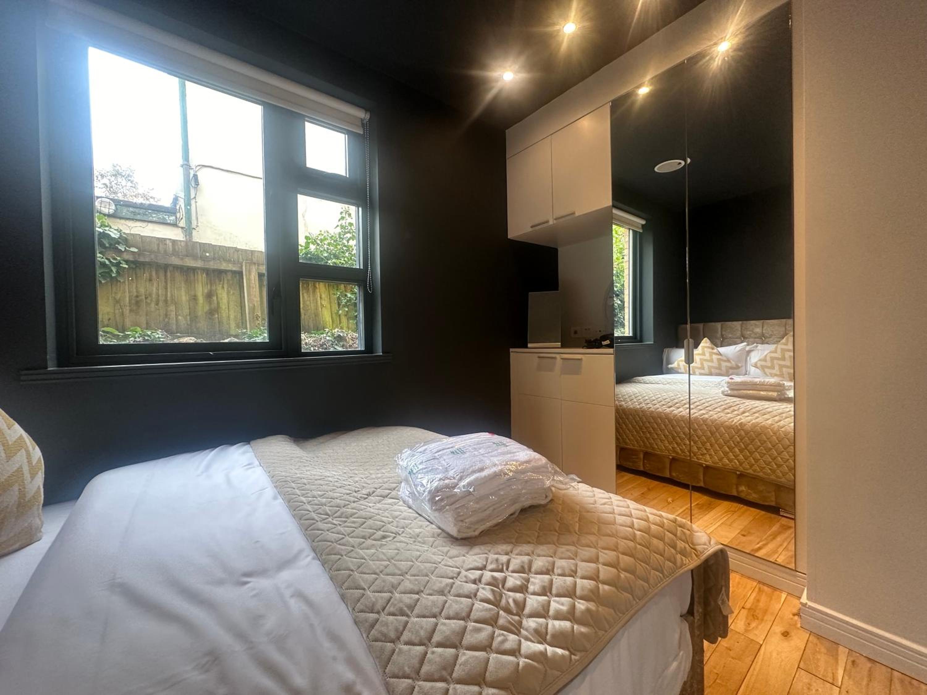 Oakfield Premier Apartments-High Speed WiFi-Smart SelfCheckIn-Central Cardiff Gem view 3