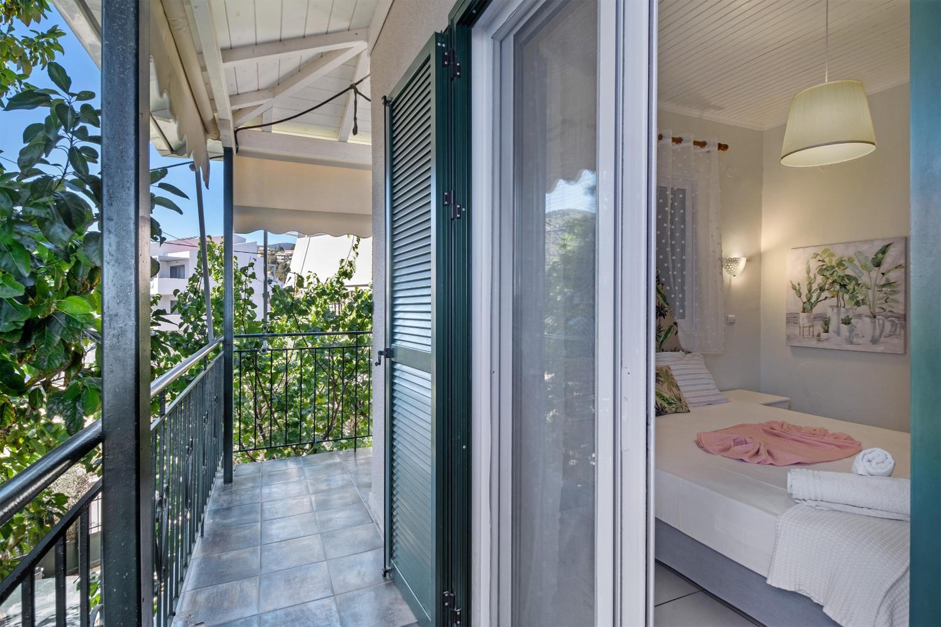S6 apartment en Nikiana — balance & terrace