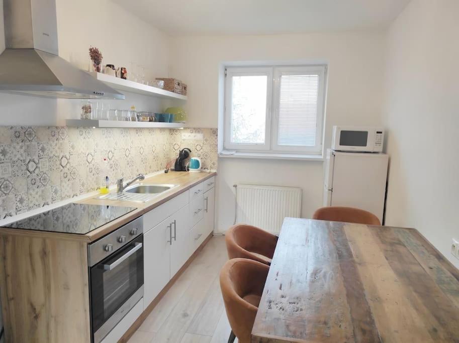 Cosy flat in a quiet location with free parking view 2