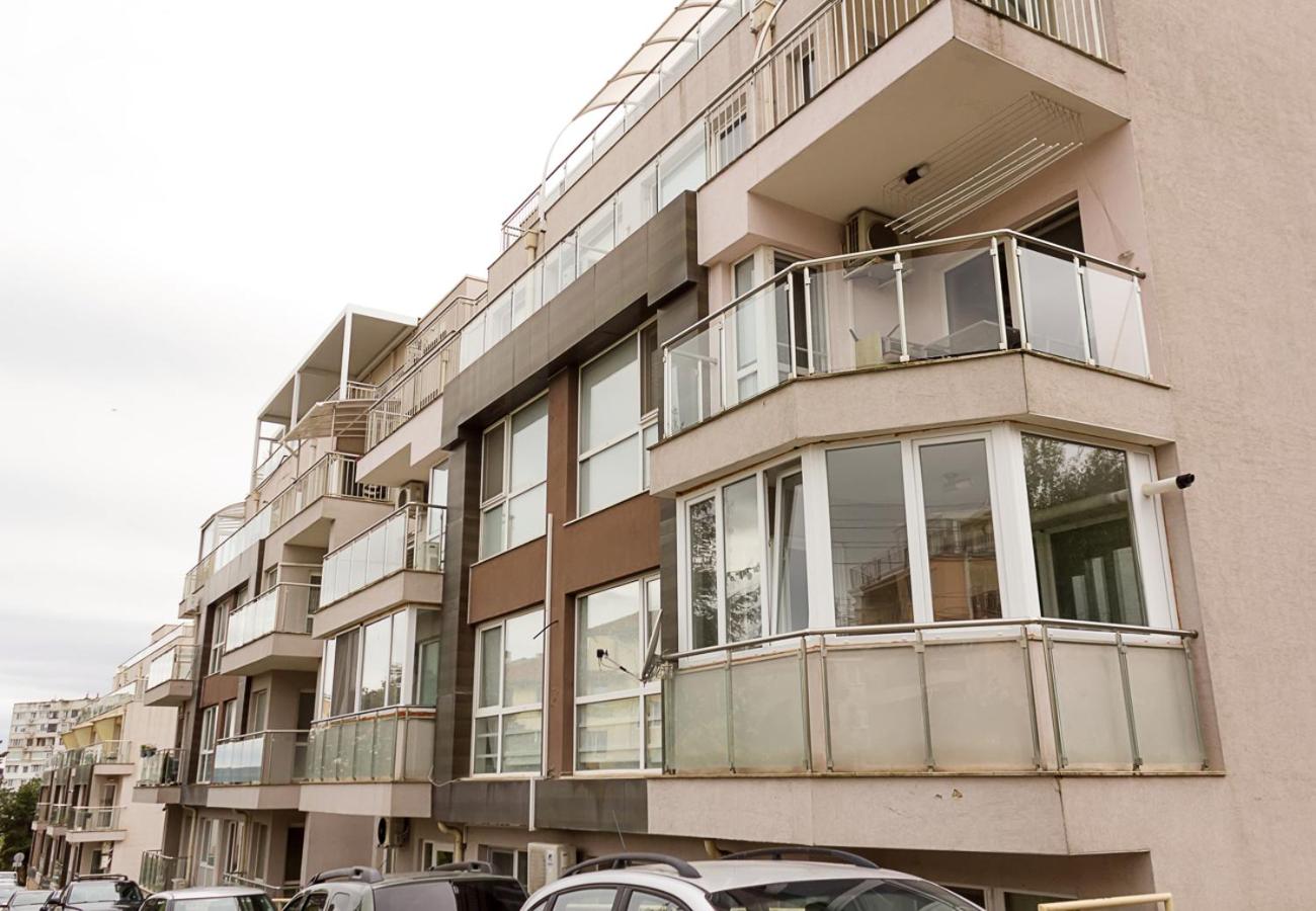 Peaceful Three-Bedroom in Briz, Varna by Flat Mаnаger
