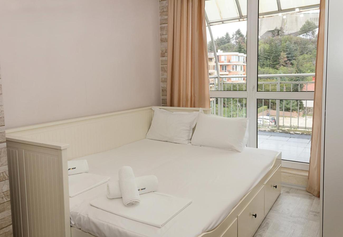 Peaceful Three-Bedroom in Briz, Varna by Flat Mаnаger
