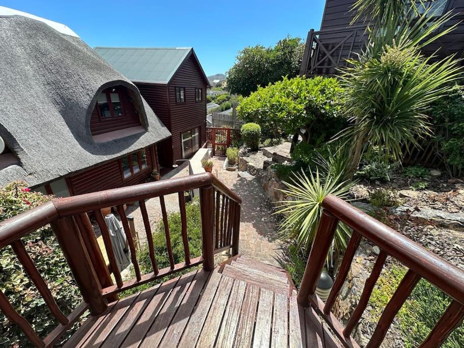 Stunning Glencairn home close to beach view 4