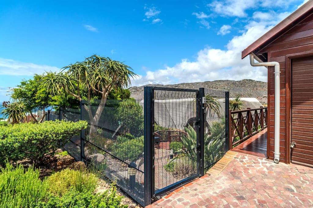 Stunning Glencairn home close to beach view 3