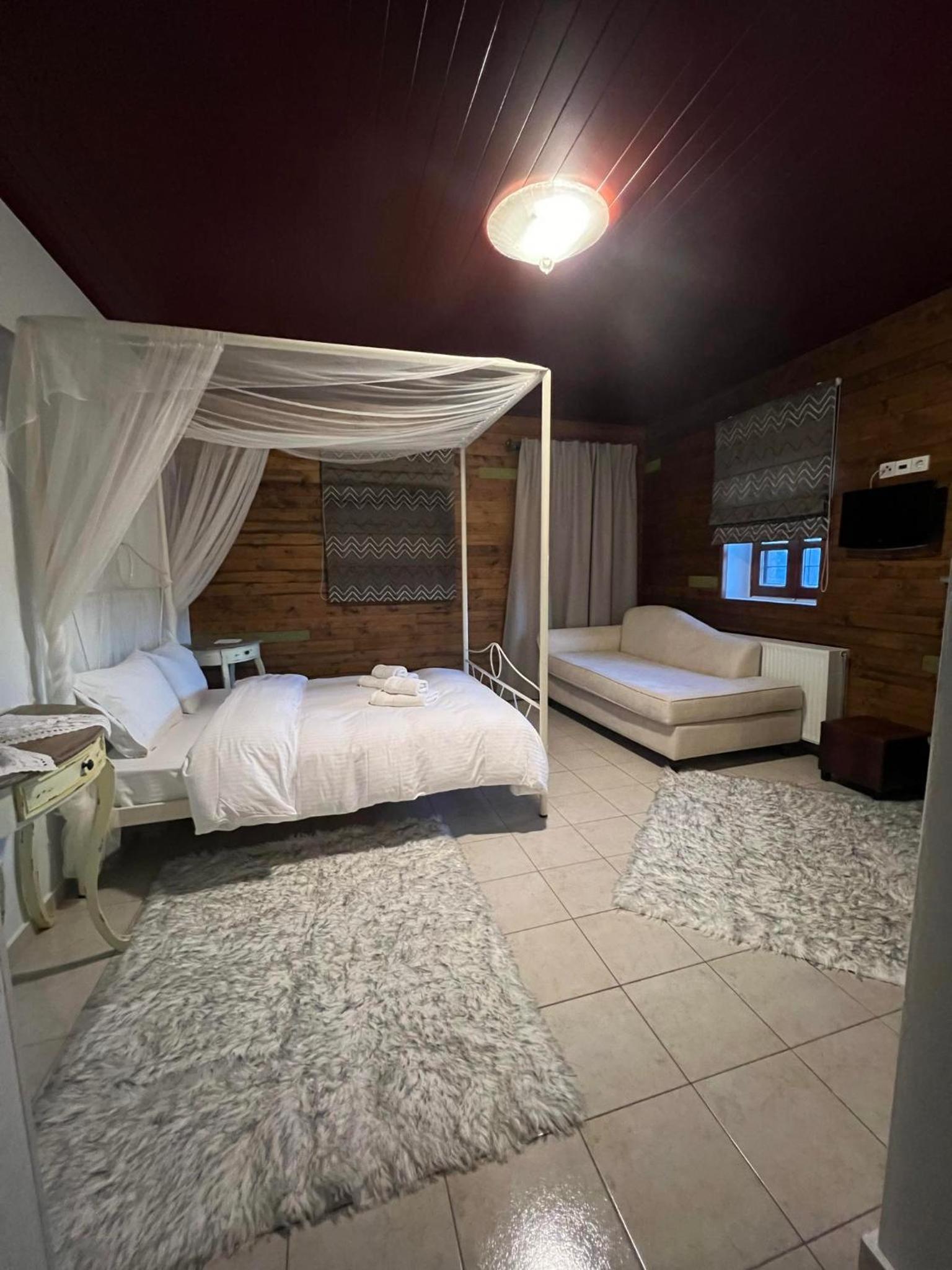 Ikojenia Traditional Lodge