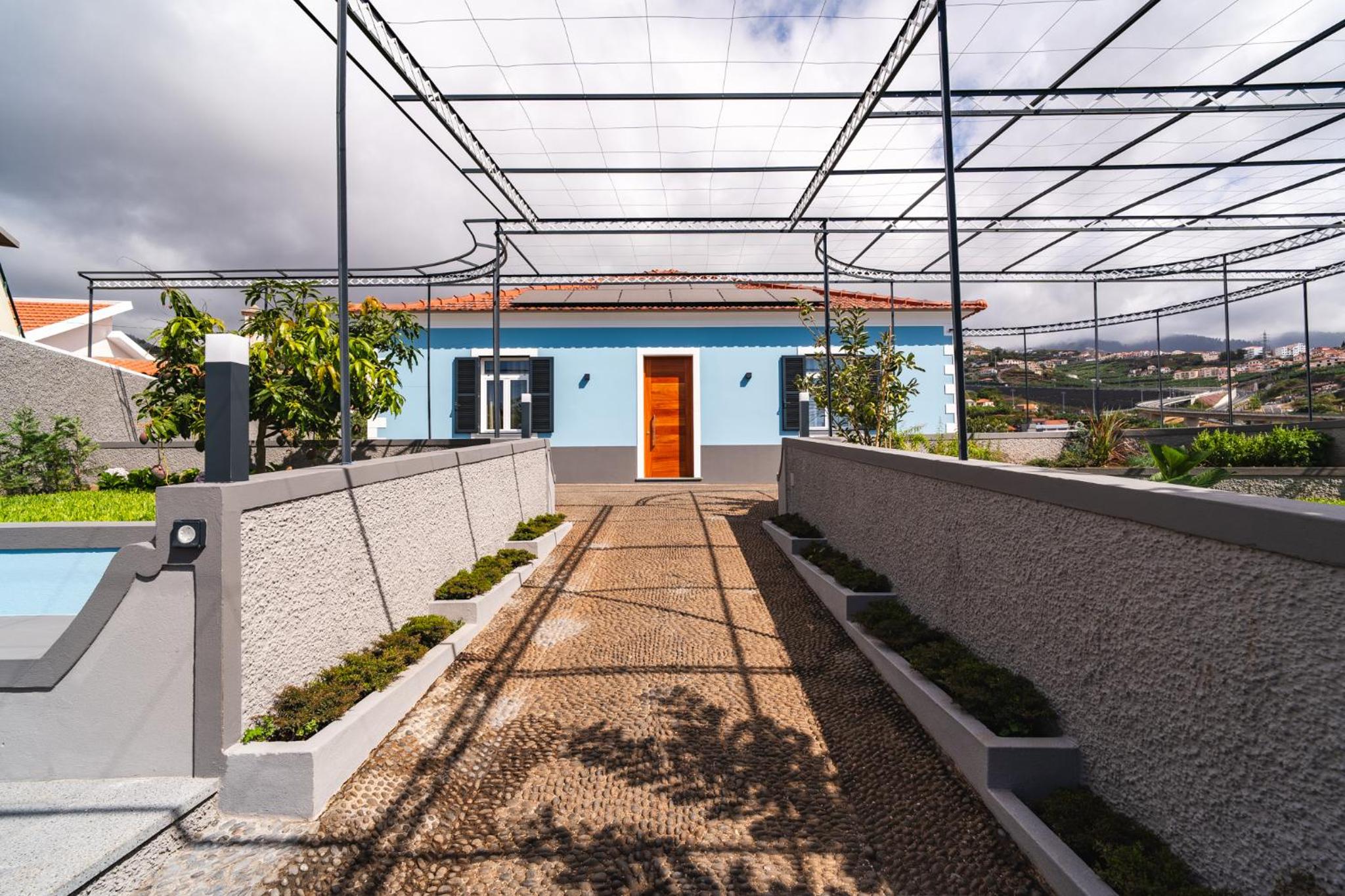 Luxury Retreat in Camara de Lobos view 3