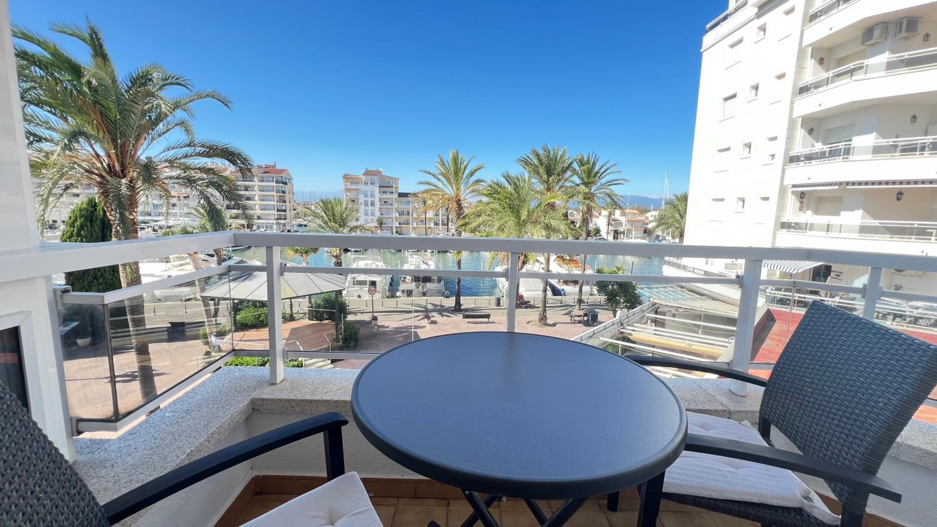 Apartamento en Puerto con Vistas al Canal